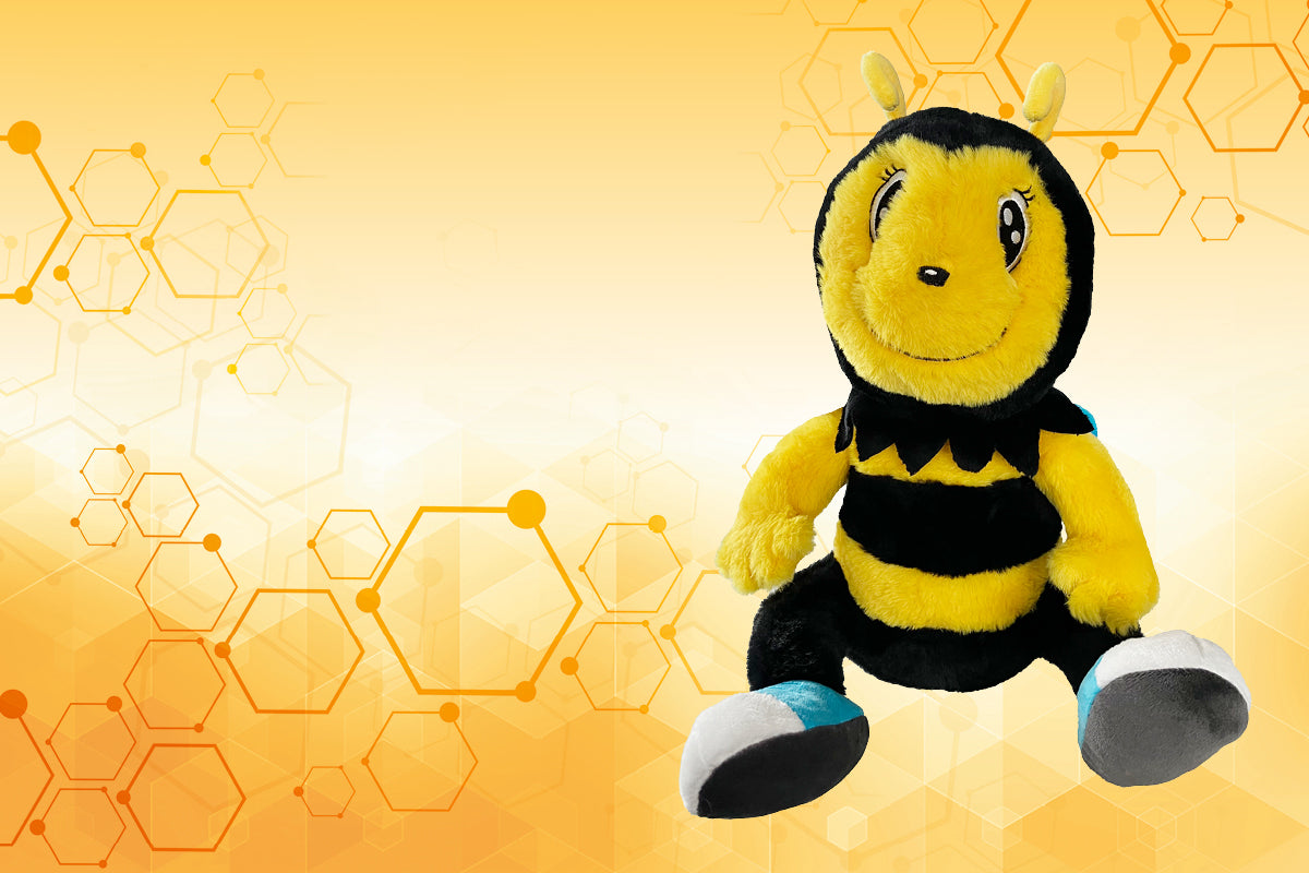 Ein sitzendes Summi-Plüsch auf orangenfarbenem Hintergrund mit Honigwaben verziert.