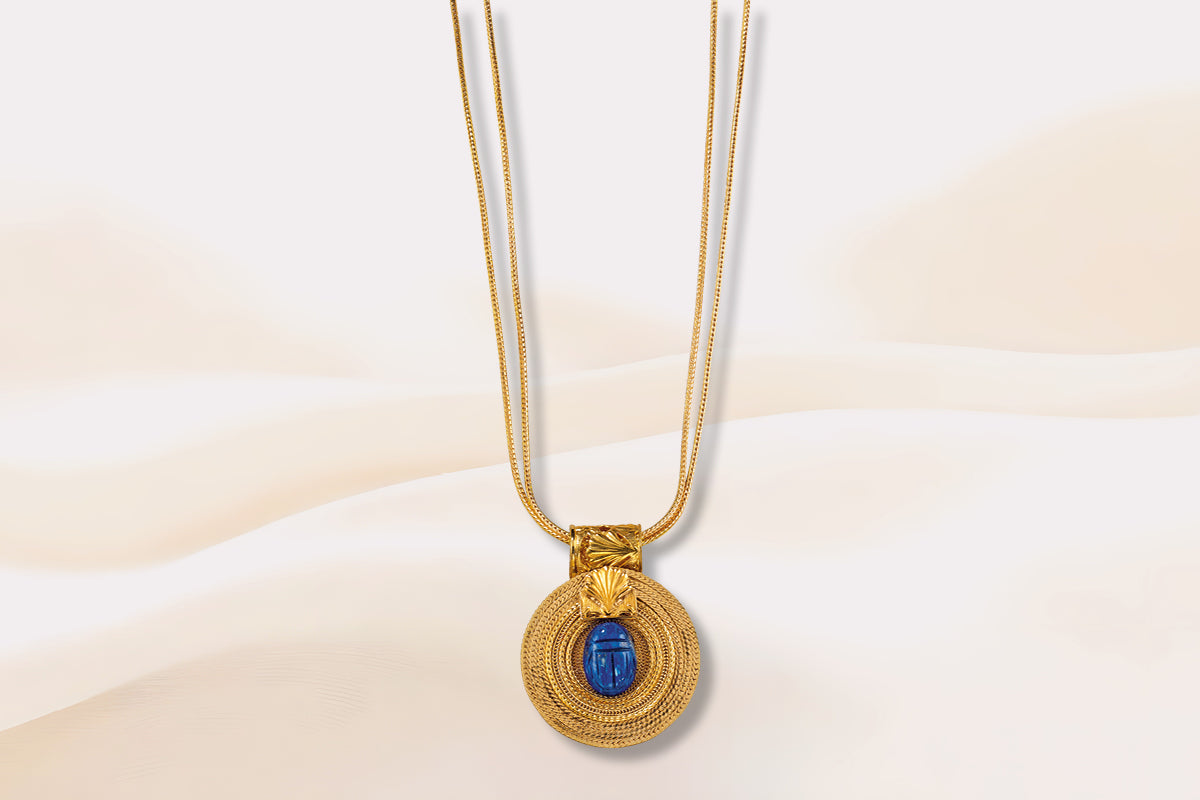 Petra Waszak: Collier "Sonnenrad mit Lapislazuli-Skarabäus"