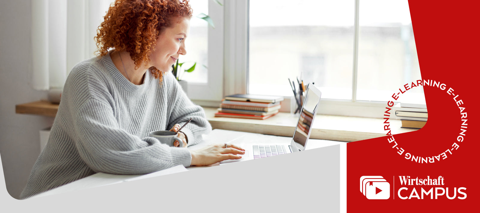 Person arbeitet am Laptop am Schreibtisch neben einem Fenster, mit Tasse und Büchern. Rechts roter Bereich mit „E‑Learning“ und Logo „Wirtschaft Campus“