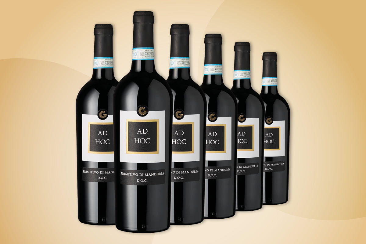 Ein Produktbild des „AD HOC“ Primitivo di Manduria, einem halbtrockenen Rotwein aus der Region Apulien in Italien