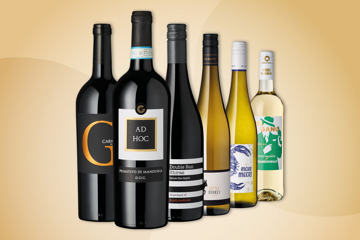 Ein Produktbild, in dem mehrere halbtrockene und trockene Weine aus unterschiedlichen Ländern wie Italien, Frankreich, Australien und Deutschland zu sehen sind.