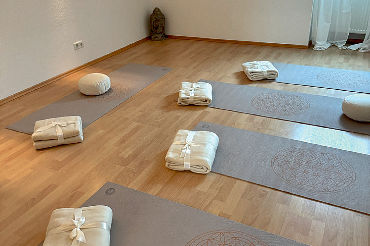 Eine Eventlocation in den Comference Offices mit mehreren Gymnastikmatten und Sitzsäcken auf dem Boden.