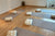 Eine Eventlocation in den Comference Offices mit mehreren Gymnastikmatten und Sitzsäcken auf dem Boden.