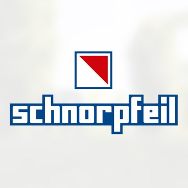 Logo von Schnorrpfeil als Schriftzug in blau und weiß. Darüber das Signet als blaues Viereck in rot und weiß unterteilt